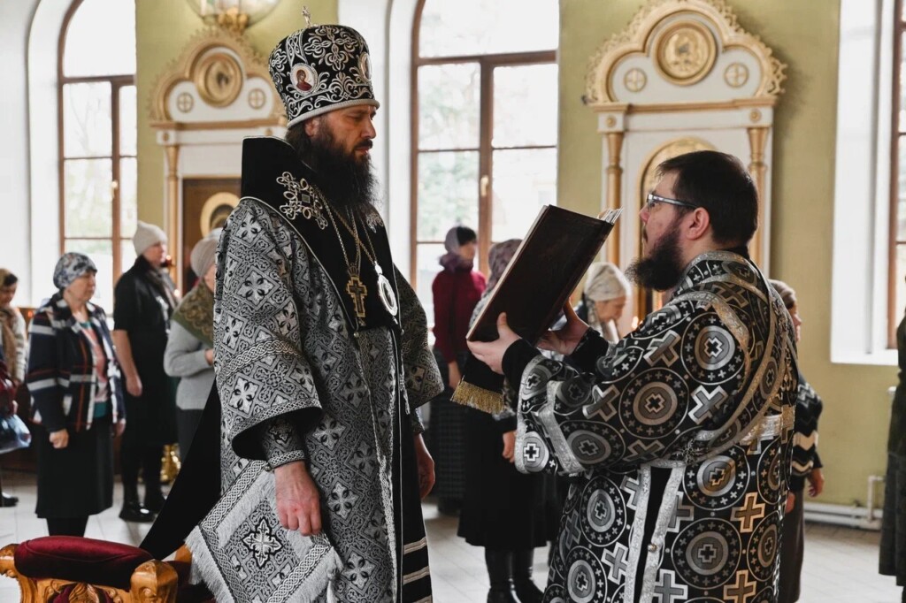 Священники в Никольском храме Новочебоксарска. Иереи по Никольску. Духовенство Никольского храма на Долгоруковской в Москве.